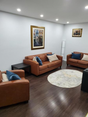 Cozy 3Bedroom home with free parking, mini gym, pool table, foosball table and PS4 console, Hamilton